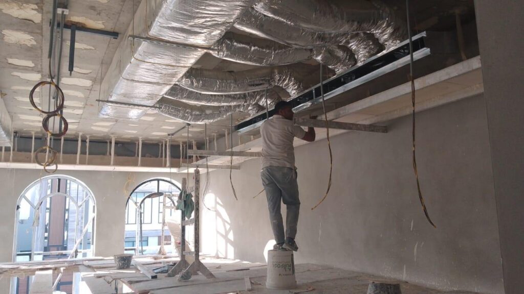 تأسيس مجاري الهواء لنظام التكييف المركزي في الرياض